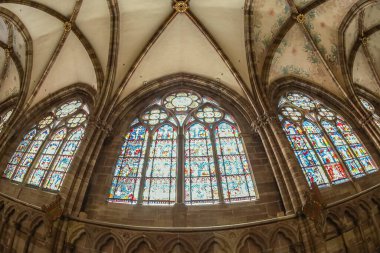 STRASBOURG, FRANCE - 3 Mayıs 2023: Ünlü Notre Dame Katedrali de Strasbourg 'un İçi. Gotik bina, 1200 'lerden kalma. UNESCO Dünya Mirası Alanı.