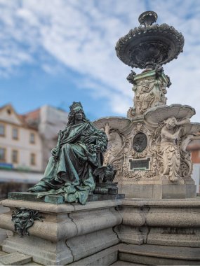 ERLANGEN, GERMANY - 16 Aralık 2023: Pauli Çeşmesi 'nin (Paulibrunnen) detayları. 1889 'dan beri tüccar olan Pauli tarafından bağışlanmış. Friedrich Wanderer tarafından Neo-Rönesans tarzında tasarlandı..