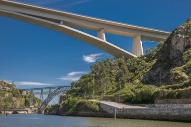 Portekiz 'in Poro kentindeki Douro Nehri boyunca üç köprü: Infante D. Henrique Köprüsü, 2003 yılında açıldı, Maria Pia Köprüsü: Gustave Eiffel ve Sao Jaoo Köprüsü tarafından tasarlanan bir demiryolu köprüsü: Bir demiryolu köprüsü