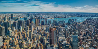 New York, ABD - 7 Mart 2020: Midtown ve Lower Manhattan 'daki Empire State binasından panoramik manzara.