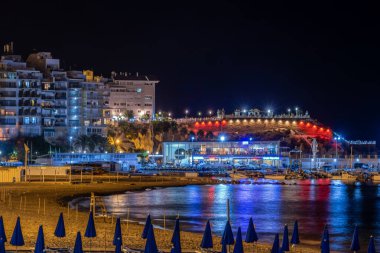 BENIDORM, SPAIN - 18 AĞUSTOS 2020: Akdeniz Balkonunun gece manzarası, Tarragona 'daki Rambla Nova' nın 23 metrelik uçurumu, Mirador del Castillo.