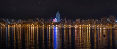 BENIDORM, İspanya - 18 AĞUSTOS 2020: Akdeniz Balkonundan Benidorm 'un şehir manzarasının panoramik gece manzarası. Şehir İspanya 'nın Manhattan' ı olarak kabul edilir..