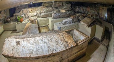 LARNACA, CYPRUS - 17 Haziran 2024: Saint Lazarus Kilisesi 'ndeki Aziz Lazarus lahitinin içinde, 9. yüzyılın sonlarından kalma eski bir Bizans Rum Ortodoks kilisesi.