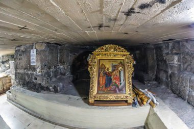LARNACA, CYPRUS - 17 Haziran 2024: Saint Lazarus Kilisesi 'ndeki Aziz Lazarus lahitinin içinde, 9. yüzyılın sonlarından kalma eski bir Bizans Rum Ortodoks kilisesi.