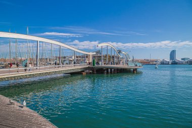 BARCELONA, CATALONIA, SPAIN - 1 Mart 2022: Barcelona Limanı 'nın bir parçası olan Rambla de Mar ile Port Vell. 1992 Barselona Olimpiyatları öncesinde bir kentsel yenileme programı kapsamında inşa edilmiştir..