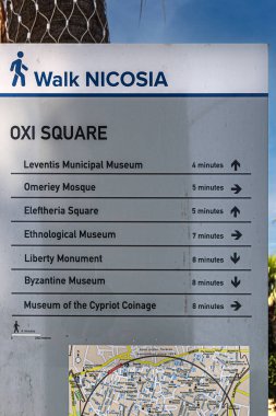 NICOSIA, CYPRUS - 18 Haziran 2024: Lefkoşe 'de ziyaret edilecek az sayıdaki ünlü sitenin yönünü gösteren sokak işaretleri.