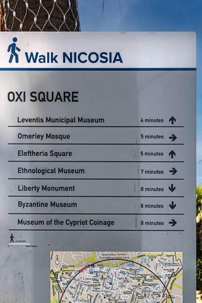 NICOSIA, CYPRUS - 18 Haziran 2024: Lefkoşe 'de ziyaret edilecek az sayıdaki ünlü sitenin yönünü gösteren sokak işaretleri.