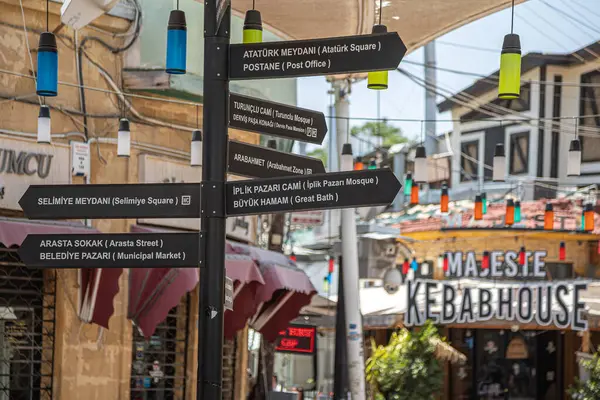 NICOSIA, CYPRUS - 18 Haziran 2024: Lefkoşe 'de ziyaret edilecek az sayıdaki ünlü sitenin yönünü gösteren sokak işaretleri.