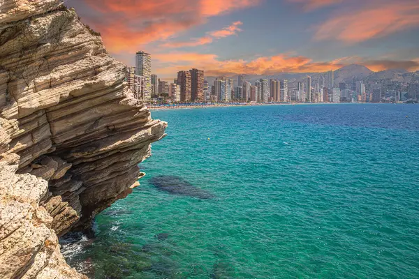 BENIDORM, SPAIN - 13 AĞUSTOS 2020: Tarragona Rambla Nova denizinin sonunda yer alan 23 metrelik bir uçurum olan Akdeniz-Balco del Akdeniz 'in Balkonundan görüntü. Mirador del Castillo.