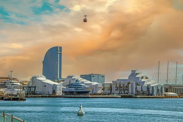 BARCELONA, SPAIN - 1 Mart 2022: Yelken şeklinden dolayı 