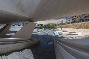 LEFKOŞE, CYPRUS - 18 Haziran 2024: Eleftheria Meydanı, veya Zaha Hadid Mimarlar tarafından tasarlanan Özgürlük Meydanı, kültürel faaliyetler için bir merkez ve tasarımı Avrupa 'nın son bölünmüş başkentini birleştirmeyi amaçlıyor.