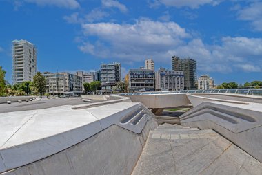 LEFKOŞE, CYPRUS - 18 Haziran 2024: Eleftheria Meydanı, veya Zaha Hadid Mimarlar tarafından tasarlanan Özgürlük Meydanı, kültürel faaliyetler için bir merkez ve tasarımı Avrupa 'nın son bölünmüş başkentini birleştirmeyi amaçlıyor.