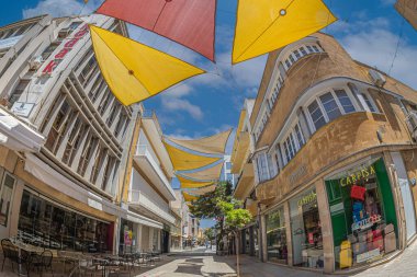 LEFKOŞE, CYPRUS - 18 Haziran 2024: Lokmaci Geçiş Noktası (Kıbrıs Nord-Türkiye ve Kıbrıs Sud-Yunanistan) ile Eleftherias Meydanı arasındaki Picturesque Ledra Caddesi.