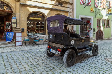 Rothenburg ob der Tauber, Ansbach, Bavyera, Almanya - 24 Mayıs 2025: Ülkenin en iyi korunmuş ortaçağ kasabasındaki sokak ve eski evler. 1274 'ten 1803' e kadar Rothenburg bir imparatorluk şehriydi..