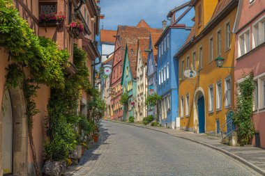 Rothenburg ob der Tauber, Ansbach, Bavyera, Almanya - 24 Mayıs 2025: Ülkenin en iyi korunmuş ortaçağ kasabasındaki sokak ve eski evler. 1274 'ten 1803' e kadar Rothenburg bir imparatorluk şehriydi..