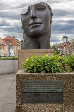BAMBERG, BAVARIA, GERMANY - 24 Mayıs 2025: Centurione. Yarım yüzlü bronz heykel, Yunan aşk tanrısı Eros 'un hasarlı kafasını tasvir ediyor. Polonya kökenli bir sanatçı olan Igor Mitoraj tarafından yapıldı..
