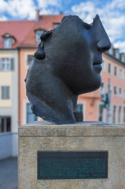 BAMBERG, BAVARIA, GERMANY - 24 Mayıs 2025: Centurione. Yarım yüzlü bronz heykel, Yunan aşk tanrısı Eros 'un hasarlı kafasını tasvir ediyor. Polonya kökenli bir sanatçı olan Igor Mitoraj tarafından yapıldı..