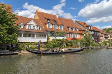 Bamberg, Bavyera, Almanya - 23 Mayıs 2025: Gondolcu ve turistler Klein-Venedig 'de (Küçük Venedik), Regnitz Nehri kıyısındaki tarihi bölge.