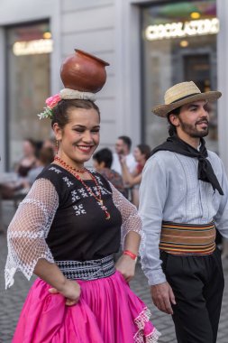 TIMISOARA, ROMANIA - 2 Temmuz 2025: Geleneksel folklor kostümü giymiş genç Sırp dansçının portresi, Belediye Binası tarafından düzenlenen Uluslararası Kupa Festivali 'nde.