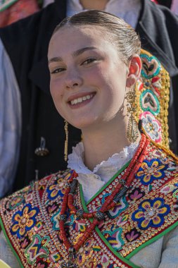 TIMISOARA, ROMANIA - 2 Temmuz 2025: Geleneksel folklor kostümü giymiş genç Sırp dansçının portresi, Belediye Binası tarafından düzenlenen Uluslararası Kupa Festivali 'nde.