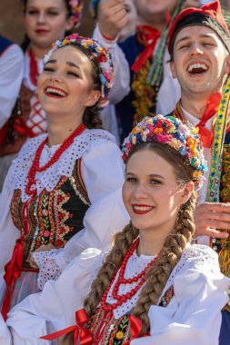 TIMISOARA, ROMANIA - 2 Temmuz 2025: Geleneksel folklor kostümü giymiş genç Sırp dansçının portresi, Belediye Binası tarafından düzenlenen Uluslararası Kupa Festivali 'nde.