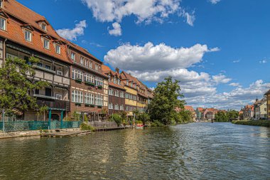 Bamberg, Bavyera, Almanya - 23 Mayıs 2025: Klein-Venedig 'deki renkli evler (Küçük Venedik), Regnitz Nehri kıyısındaki tarihi bölge.