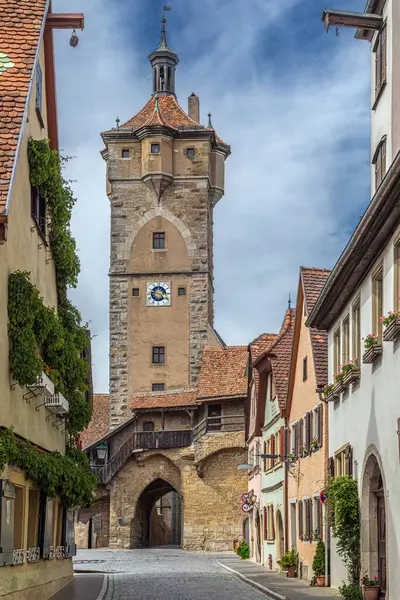 Rothenburg ob der Tauber, Ansbach, Bavyera, Almanya - 24 Mayıs 2025: Ülkenin en iyi korunmuş ortaçağ kasabasındaki sokak ve eski evler. 1274 'ten 1803' e kadar Rothenburg bir imparatorluk şehriydi..