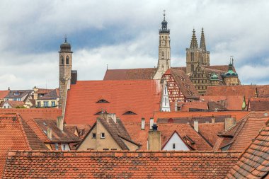 Ülkenin en iyi korunmuş ortaçağ kasabasının çatılarının ve eski evlerinin havadan görünüşü. 1274 'ten 1803' e kadar Rothenburg bir imparatorluk şehriydi. Rothenburg ob der Tauber, Bavyera, Almanya