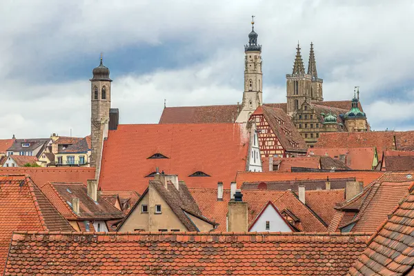 Ülkenin en iyi korunmuş ortaçağ kasabasının çatılarının ve eski evlerinin havadan görünüşü. 1274 'ten 1803' e kadar Rothenburg bir imparatorluk şehriydi. Rothenburg ob der Tauber, Bavyera, Almanya