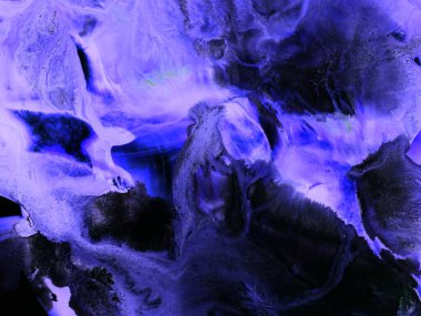 Neon mavisi ve mor soyut yaratıcı el boyası arka plan, mermer doku, soyut okyanus, tuvalde akrilik boya. Modern sanat. Çağdaş sanat.