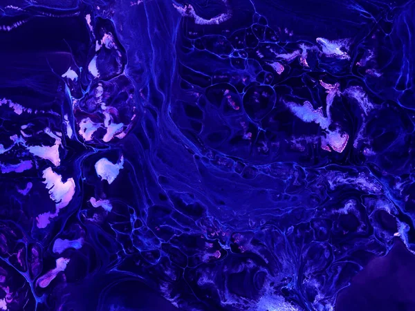 Neon mavisi ve pembe soyut yaratıcı el boyası arka plan, mermer dokular, soyut okyanus, tuval üzerinde akrilik resim. Modern sanat. Çağdaş sanat.