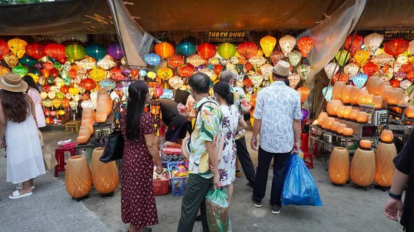Hoi An, Vietnam - Ağustos 2022 Hoi An sakinleri Hoi An 'da bir sokakta. Dünya Mirası Alanı. Günlük etkinlikler.