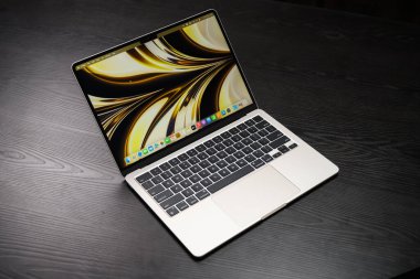 Ho Chi Minh şehri, Ekim 2022 - Macbook Air M2 fotoğrafları sadece editoryal kullanım için