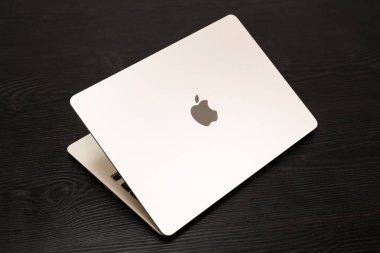 Ho Chi Minh şehri, Ekim 2022 - Macbook Air M2 fotoğrafları sadece editoryal kullanım için