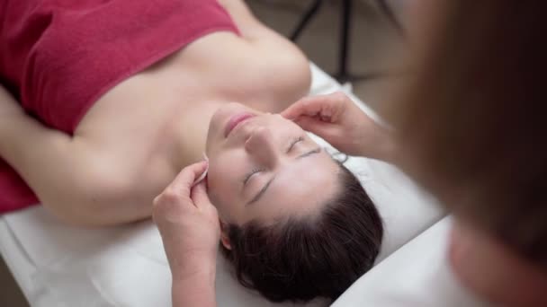 Relaxing Facial Massage Beautiful Young Girl High Quality Footage — Stock videók