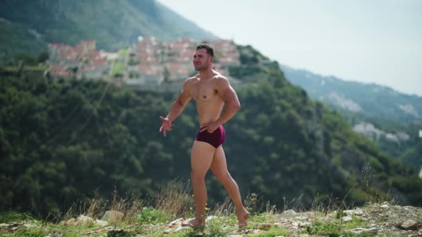 Erkek Sporcu Güzel Vücut Şortla Doğada Poz Veriyor Yüksek Kalite — Stok video