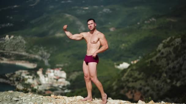 Athlète Masculin Beau Corps Posant Dans Nature Extérieur Short Images — Video