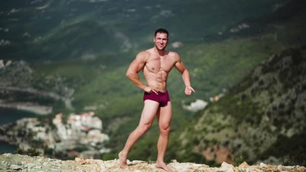 Erkek Sporcu Güzel Vücut Şortla Doğada Poz Veriyor Yüksek Kalite — Stok video