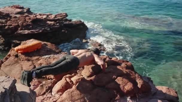 Muž Dělá Kliky Podlahy Skalách Moře Vysoce Kvalitní Záběry — Stock video