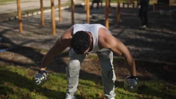 Erkek Sporcu Omuzlarını Eğik Bir Yokuşta Kaldırır Yüksek Kalite Görüntü — Stok video