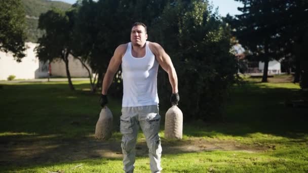 Mannelijke Atleet Traint Trapezius Spieren Straat Tillen Gewichten Hoge Kwaliteit — Stockvideo