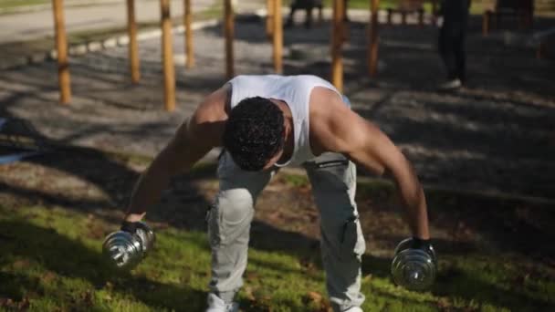 Männlicher Athlet Trainiert Schulterheben Von Kurzhanteln Schräglage Hochwertiges Filmmaterial — Stockvideo