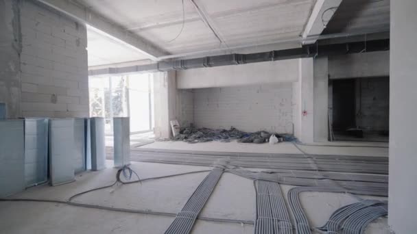 コンクリート床の建設フライトカメラケーブル 高品質の4K映像 — ストック動画