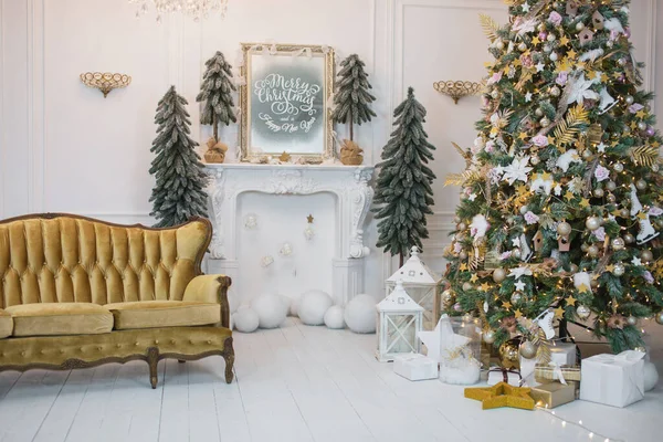 Yeni yıl tatili ya da kutlama, ruh hali, şık Noel İskandinav iç mimarisi, şömine ve mum. Konforlu ev.