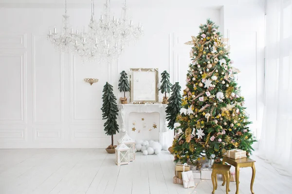 Yeni yıl tatili ya da kutlama, ruh hali, şık Noel İskandinav iç mimarisi, şömine ve mum. Konforlu ev.