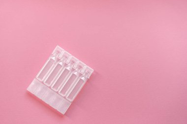 Beyaz arka planda bir sürü hap. İlaç ve sağlık hizmetleri kavramı. Vitamin ya da gıda takviyesi. Üst görünüm, kopyalama alanı, yüksek çözünürlüklü ürün.