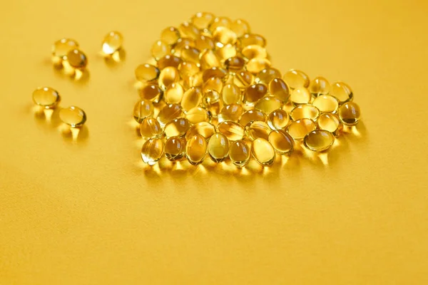 Morina yağı omega 3 jel kapsüller. Kalp şekli, keto diyeti. Pastel arka planda izole edilmiş. Üst görünüm, kopyalama alanı, yüksek çözünürlüklü ürün. Sağlık hizmeti kavramı