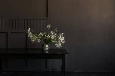 Koyu siyah ahşap duvarlı modern vazo. modern biçim