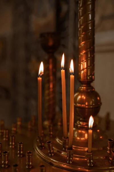 Die Atmosphäre Der Kirche Kerzen Und Gelbe Lichter Bokeh Hintergrund — Stockfoto