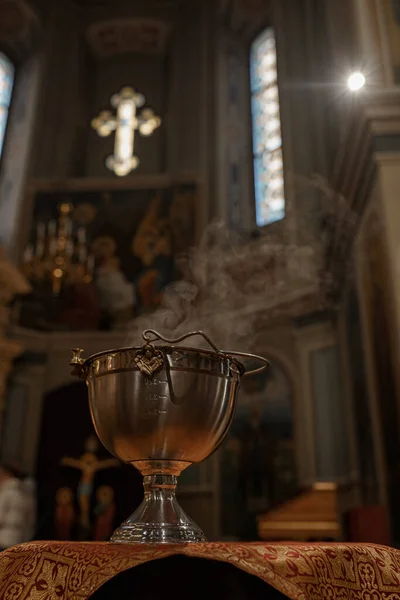 Fonts Baptismaux Avec Eau Bénite Croix Sont Sur Table Couverte — Photo